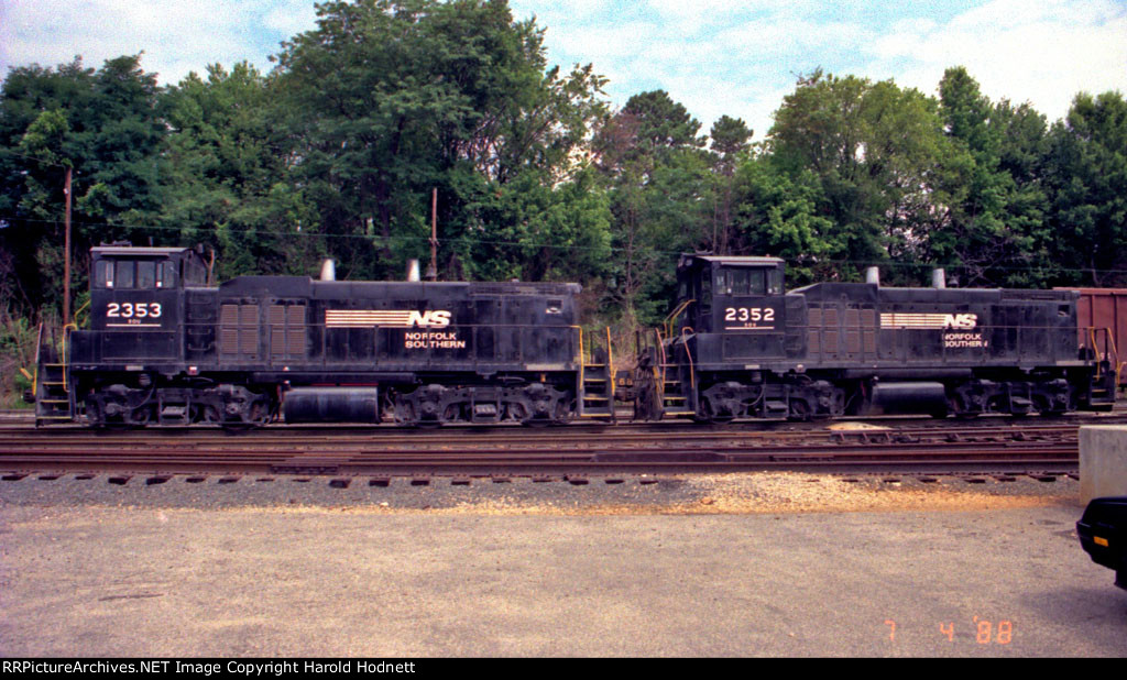 NS 2352 & 2353 together in Glenwood Yard